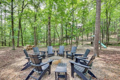 Taman di luar Family-Friendly Broken Bow Home with Deck and Grill!
