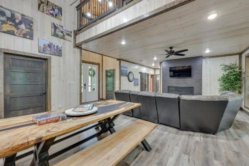 Televisyen dan/atau pusat hiburan di Family-Friendly Broken Bow Home with Deck and Grill!