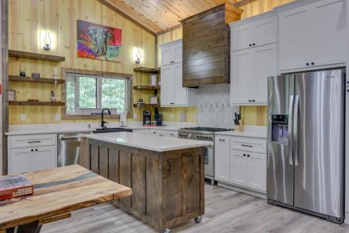 Dapur atau dapur kecil di Family-Friendly Broken Bow Home with Deck and Grill!