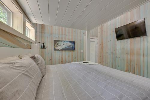 Televisyen dan/atau pusat hiburan di Family-Friendly Broken Bow Home with Deck and Grill!