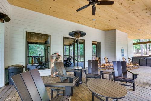 Ruang duduk di Family-Friendly Broken Bow Home with Deck and Grill!