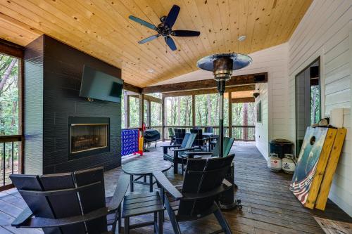 Televisyen dan/atau pusat hiburan di Family-Friendly Broken Bow Home with Deck and Grill!