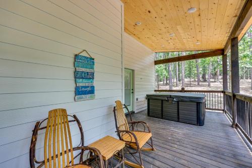 Balkoni atau teres di Family-Friendly Broken Bow Home with Deck and Grill!