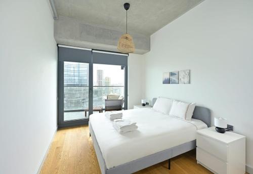 - une chambre avec un lit blanc et une grande fenêtre dans l'établissement Gorgeous Modern 1bd Terracepoolviews! #183, à Istanbul