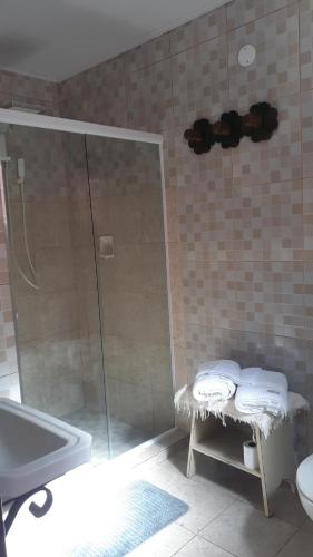 a bathroom with a shower and a toilet and a sink at Canto Alto, Encanto in Petrópolis