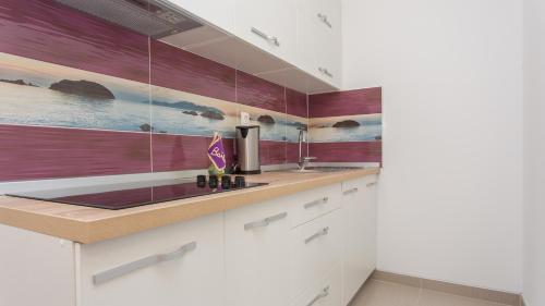 Η κουζίνα ή μικρή κουζίνα στο Apartments Memories