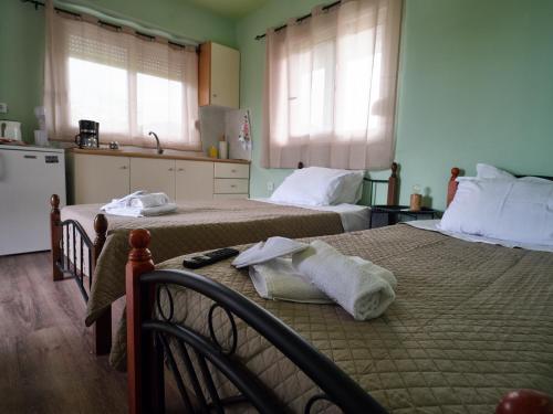 トリポリスにあるapartment with viewのベッドルーム1室(ベッド2台付)、窓付きのキッチンが備わります。