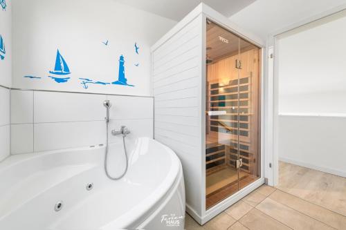 オルペニッツにあるStrandkorbの白いバスルーム(バスタブ、シャワー付)