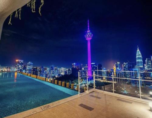 uitzicht op de skyline van de stad 's nachts bij Ceylonz Leisure Suites KLCC in Kuala Lumpur