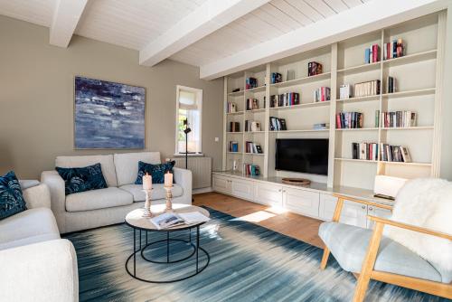 a living room with a couch and a table at Antonias Hüs in Midlum