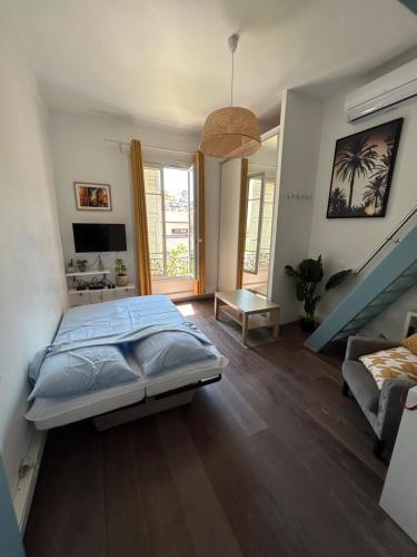 sypialnia z łóżkiem i schodami w obiekcie STUDIO NICE w Nicei