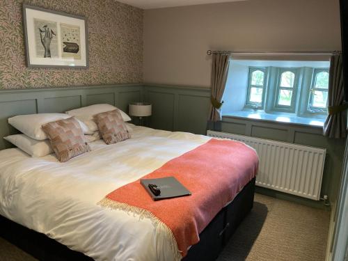 um quarto com uma cama com um livro em The Stork Hotel em Lancaster