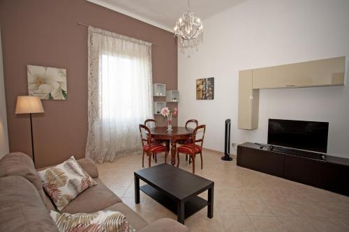 un soggiorno con divano e tavolo di Casa Dafne a Livorno
