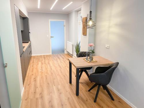 Appartement am Mythenweg في ثال: مطبخ وغرفة طعام مع طاولة وكراسي