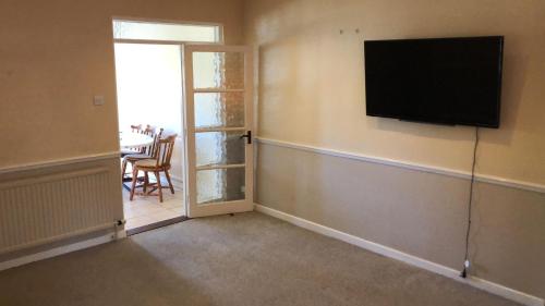 巴斯的住宿－The Burnham House，客厅的墙上配有平面电视。