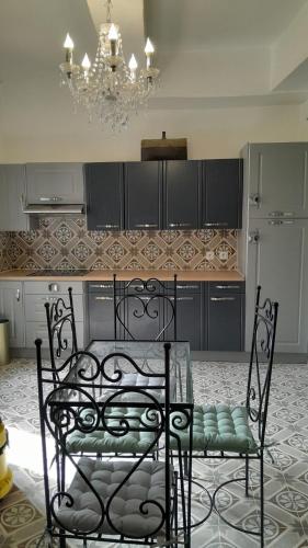 - un lit noir dans une cuisine avec un lustre dans l'établissement Appartement authentique au bord du fleuve Hérault, à Agde