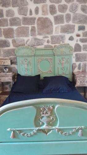 Ce lit se trouve dans un dortoir doté d'un cadre bleu. dans l'établissement Appartement authentique au bord du fleuve Hérault, à Agde