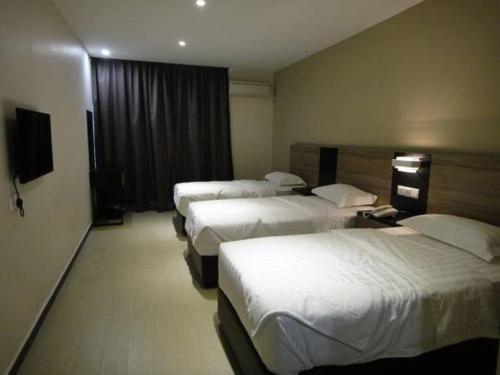 Säng eller sängar i ett rum på Galaxy Hotel