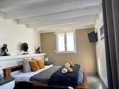 una camera da letto con un letto con due orsacchiotti sopra di Mas La Farelle Chambre d'hote,Fitness & Salle de jeux Gratuite & SPA en supplément a Nîmes