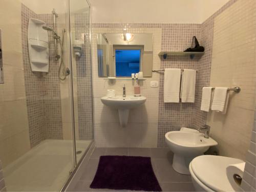 a bathroom with a sink and a toilet and a shower at B&B Le Onde Del Mare in San Vito lo Capo