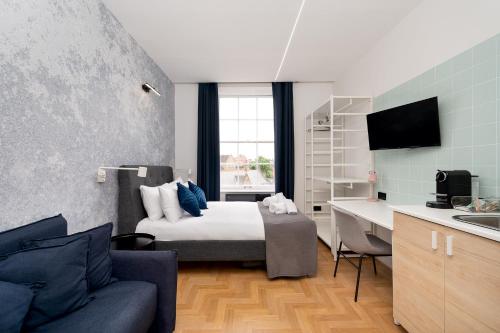 a bedroom with a bed and a desk in a room at D8 House in London