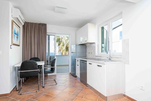 Кухня или кухненски бокс в Apartments Malic