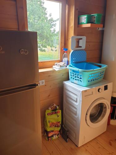 una lavatrice e asciugatrice in una casetta minuscola di chalet audruicquois a Audruicq