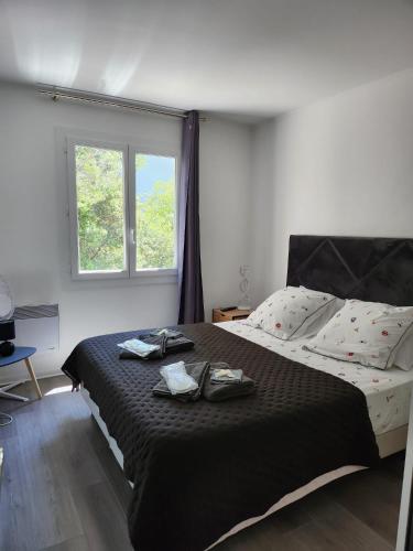 une chambre avec un grand lit avec deux serviettes dessus dans l'établissement T3 avec magnifique vue montagne, 3 étoiles, piscine et parking, clim, à Mougins