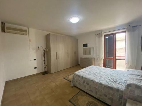 a large bedroom with a bed and a window at Trilly in Gavena