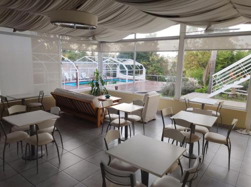 un ristorante con tavoli e sedie e una piscina di Mirador del Río Apart Hotel a Victoria