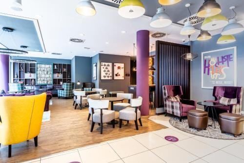ein Restaurant mit Tischen und Stühlen in einem Zimmer in der Unterkunft Premier Inn Hamburg City Millerntor in Hamburg