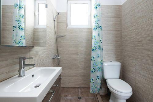 Newly renovated, quiet & central apartment in Kolonaki tesisinde bir banyo