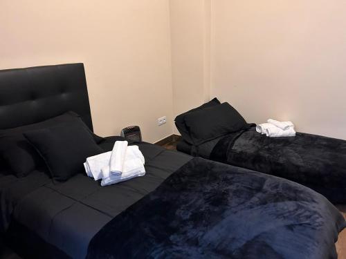 Un dormitorio con dos camas con toallas encima. en Moratin n3 apartamento 150m2 en el centro, en Sevilla