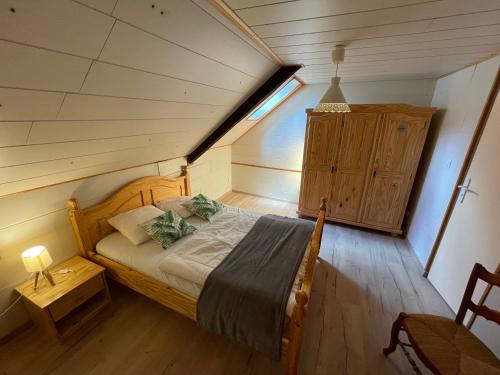 a bedroom with a bed in a attic at F4 6 personnes proche centre Mont Dore in Le Mont-Dore