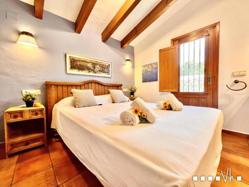 1 dormitorio con 2 camas con sábanas blancas y ventana en VH CostaBlanca - LLAGRIMA, en Moraira
