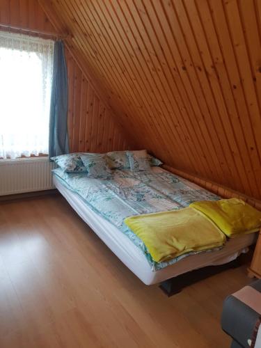سرير أو أسرّة في غرفة في Pokoje u Bobików