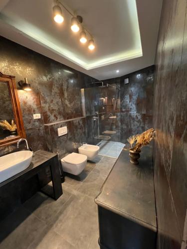 een badkamer met 2 wastafels en 2 toiletten bij Apartment Nave in Ičići
