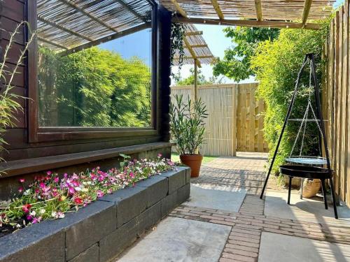 Taman di luar Jungle style lodge with jacuzzi ,sauna and garden near Amsterdam