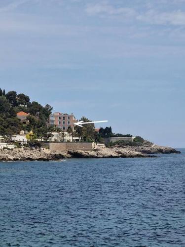 Photo de la galerie de l'établissement Luxury 2-Bedroom Flat at the Seafront: Unforgettable Stay Near Monaco!, à Cap d'Ail