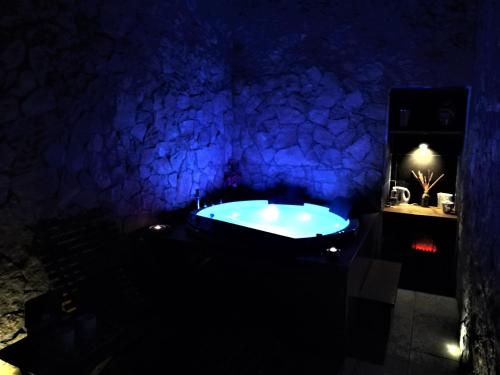 Fotografie z fotogalerie ubytování SPA ROOM SICILIA - Intera casa con spa privata Jacuzzi Sauna Bagno di Vapore ad uso illimitato v destinaci Rosolini