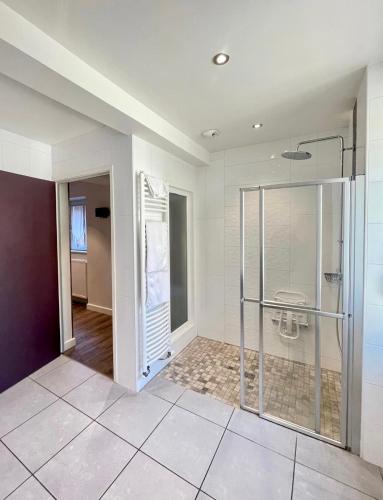 La salle de bains est pourvue d'une douche à l'italienne et d'une cabine de douche en verre. dans l'établissement Hostellerie De Bretonnière - Groupe Logis Hotels, à Beaune