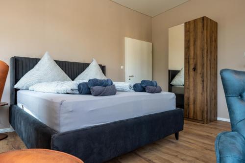een slaapkamer met een bed met knuffels erop bij Moselresidenz Bellevue Alf Apartment Moselblick in Alf