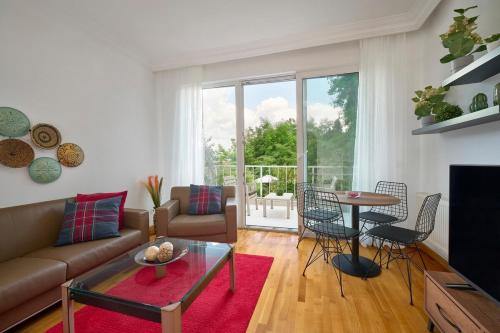 Private Modern Duplex 2bed1bath W Terrace! #76 في إسطنبول: غرفة معيشة مع أريكة وطاولة