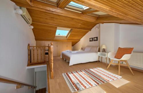 Private Modern Duplex 2bed1bath W Terrace! #76 في إسطنبول: غرفة نوم بسرير وسقف خشبي
