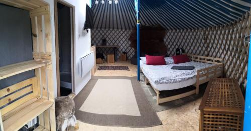 um quarto com uma cama numa tenda em Jurta na zvířecí farmě 