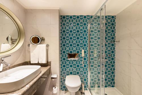 シダにあるPaloma Perissiaのバスルーム(トイレ、洗面台、シャワー付)