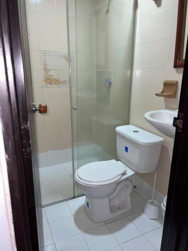 W łazience znajduje się prysznic, toaleta i umywalka. w obiekcie Casa completa al frente del centro comercial alamedas w mieście Montería