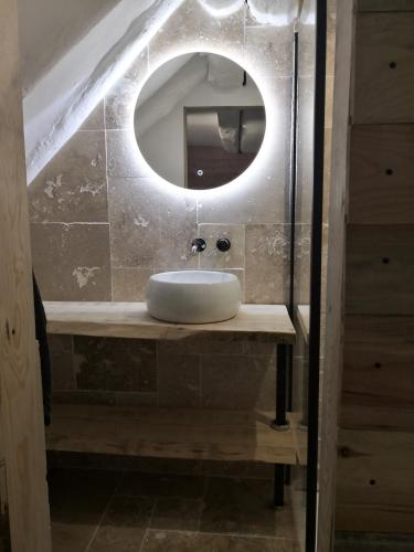 une salle de bain avec un lavabo et un miroir dans l'établissement Chez Joy, à Roquebrune-sur Argens