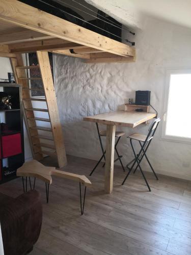 un bureau et des chaises dans une pièce avec mezzanine dans l'établissement Chez Joy, à Roquebrune-sur Argens