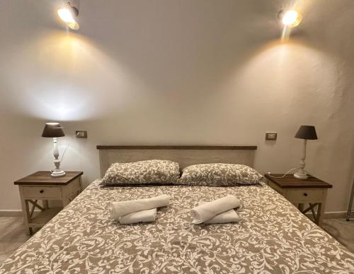 um quarto com uma cama com duas almofadas em Arquer43 - Cagliari Old Town em Cagliari
